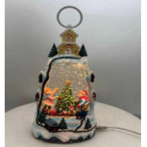 Ilumina tus espacios con esta lámpara decorativa navideña con luz LED, diseñada con una atractiva escena festiva en su interior. Su presentación combina elementos clásicos de Navidad como árbol, regalos y personajes decorativos